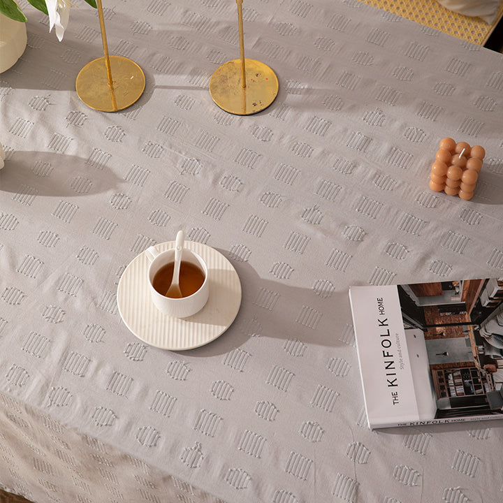 Rectangular tablecloth with jacquard-like structure, water-repellent surface and easy-care fabric