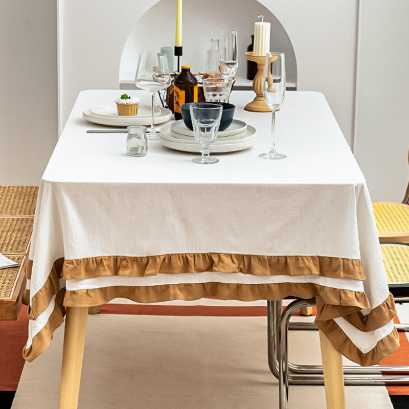 Round tablecloth with quilted textured relief and double-layered ruffle