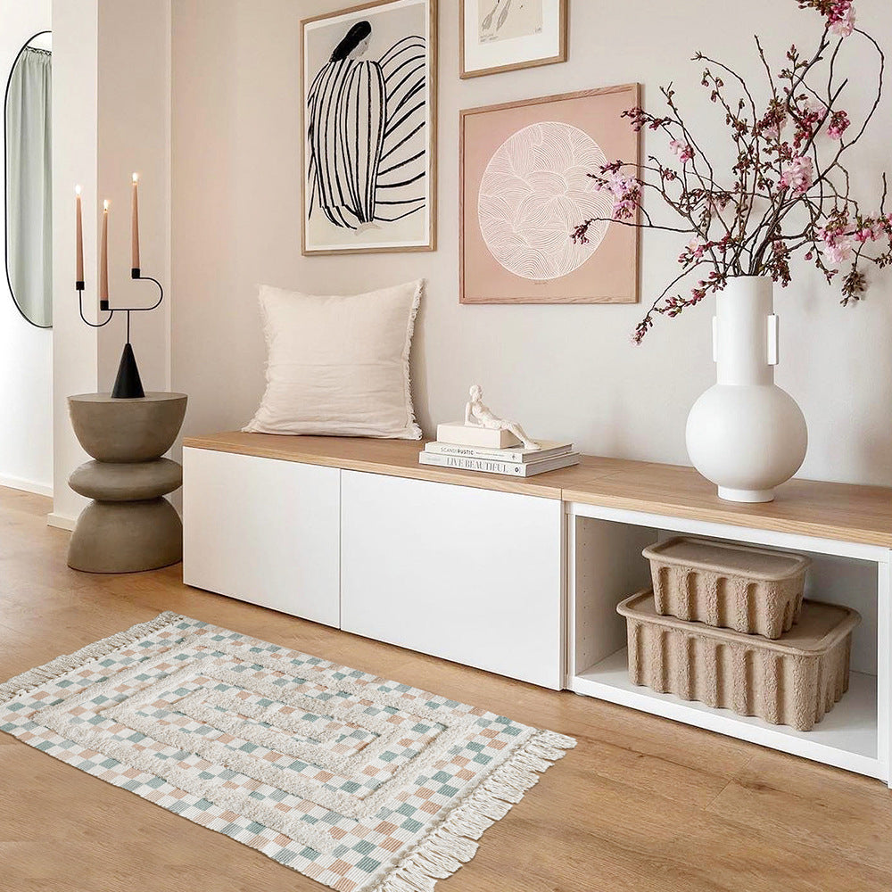 Hand-tufted bathroom mat with fringes, decorative dot-and-dash pattern and non-slip backing