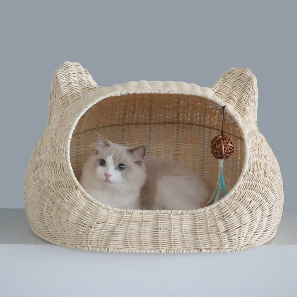 Cozy cat basket with ear design