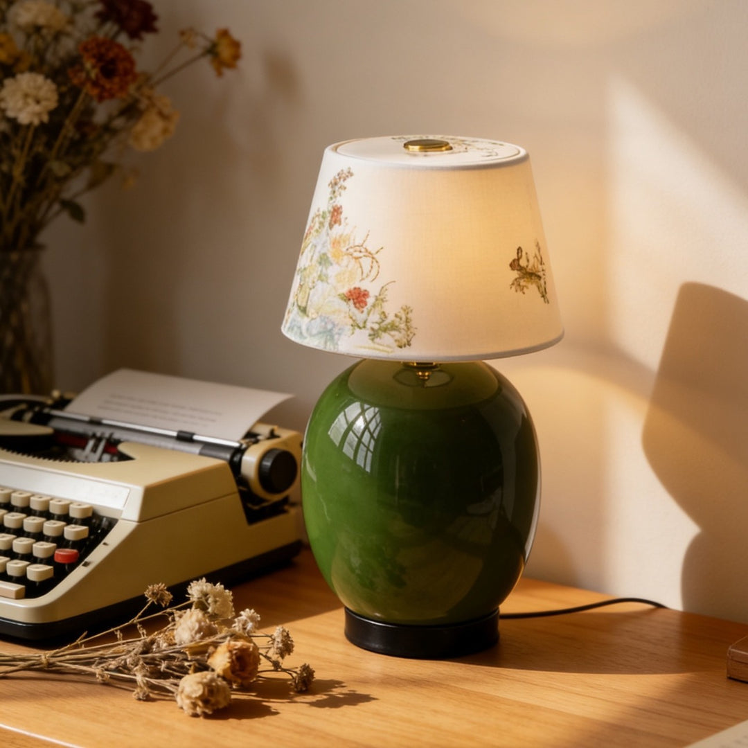 Flower-patterned table lamp