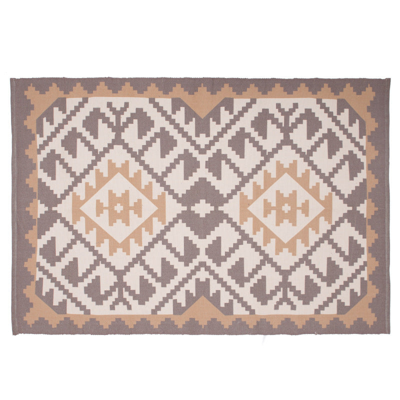 Flat-woven rectangular rug for living and entrance areas with quatrefoil pattern