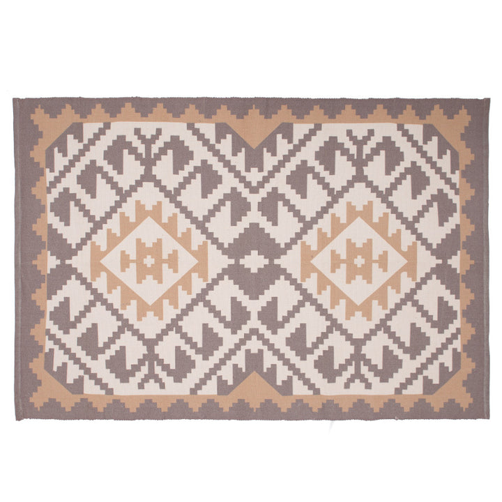 Flat-woven rectangular rug for living and entrance areas with quatrefoil pattern