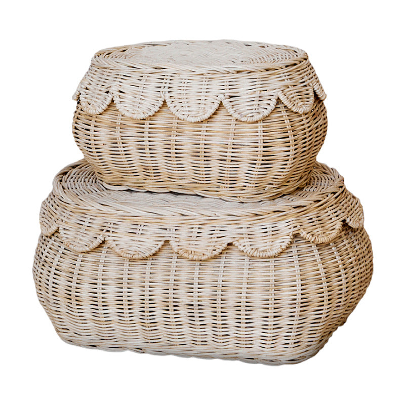 Wall basket in elegant shell design
