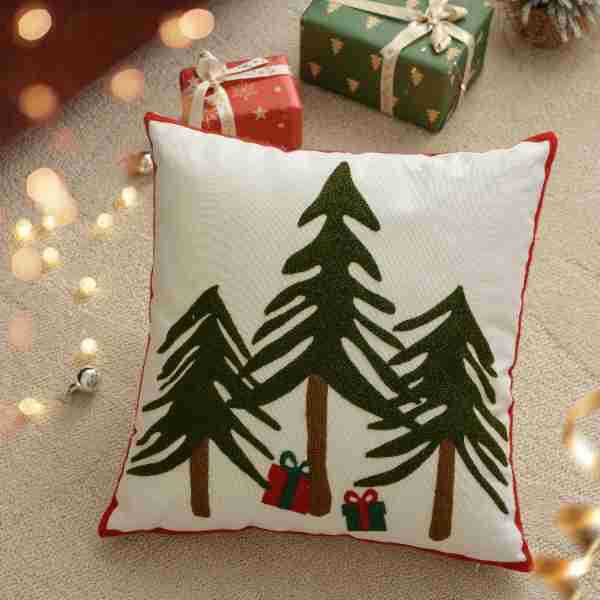 Decorative cushion cover with festive Christmas star print and pom-pom trim