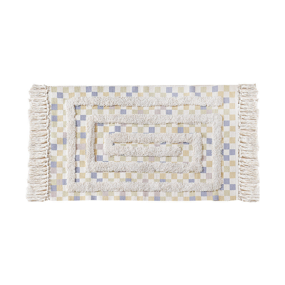 Hand-tufted bathroom mat with fringes, decorative dot-and-dash pattern and non-slip backing