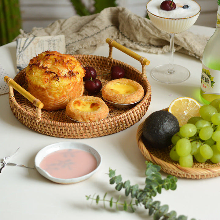Round serving platter made of braided rattan