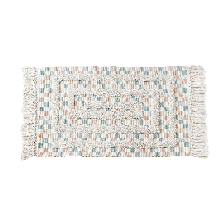 Hand-tufted bathroom mat with fringes, decorative dot-and-dash pattern and non-slip backing