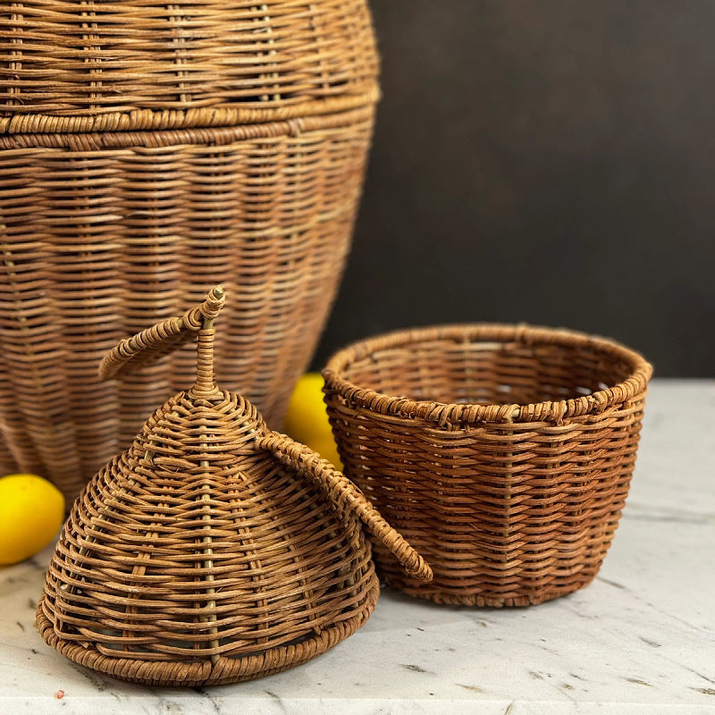 Playful fruit basket with lid