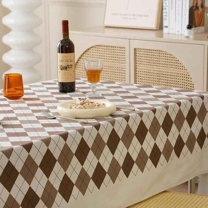Diamond tablecloth made of easy-care cotton-polyester blend with decorative checkered pattern