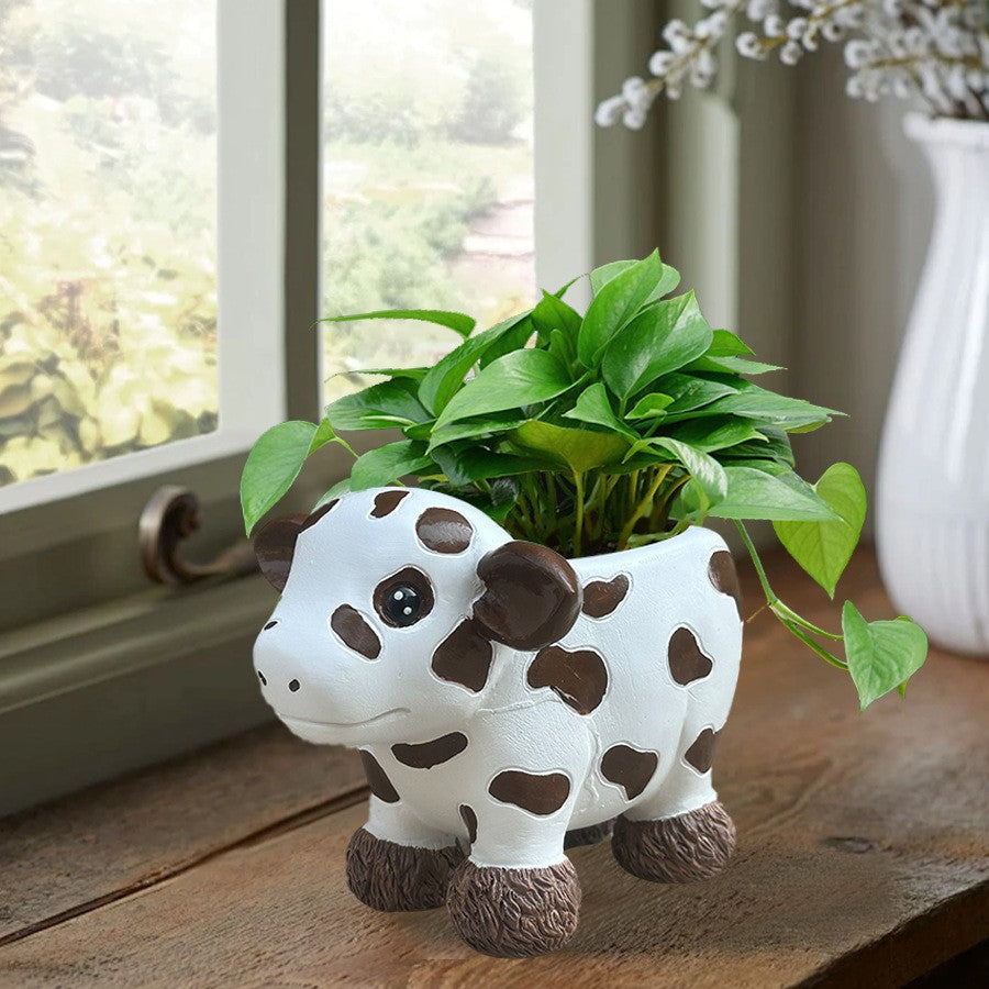 Flower pot in the shape of a cow