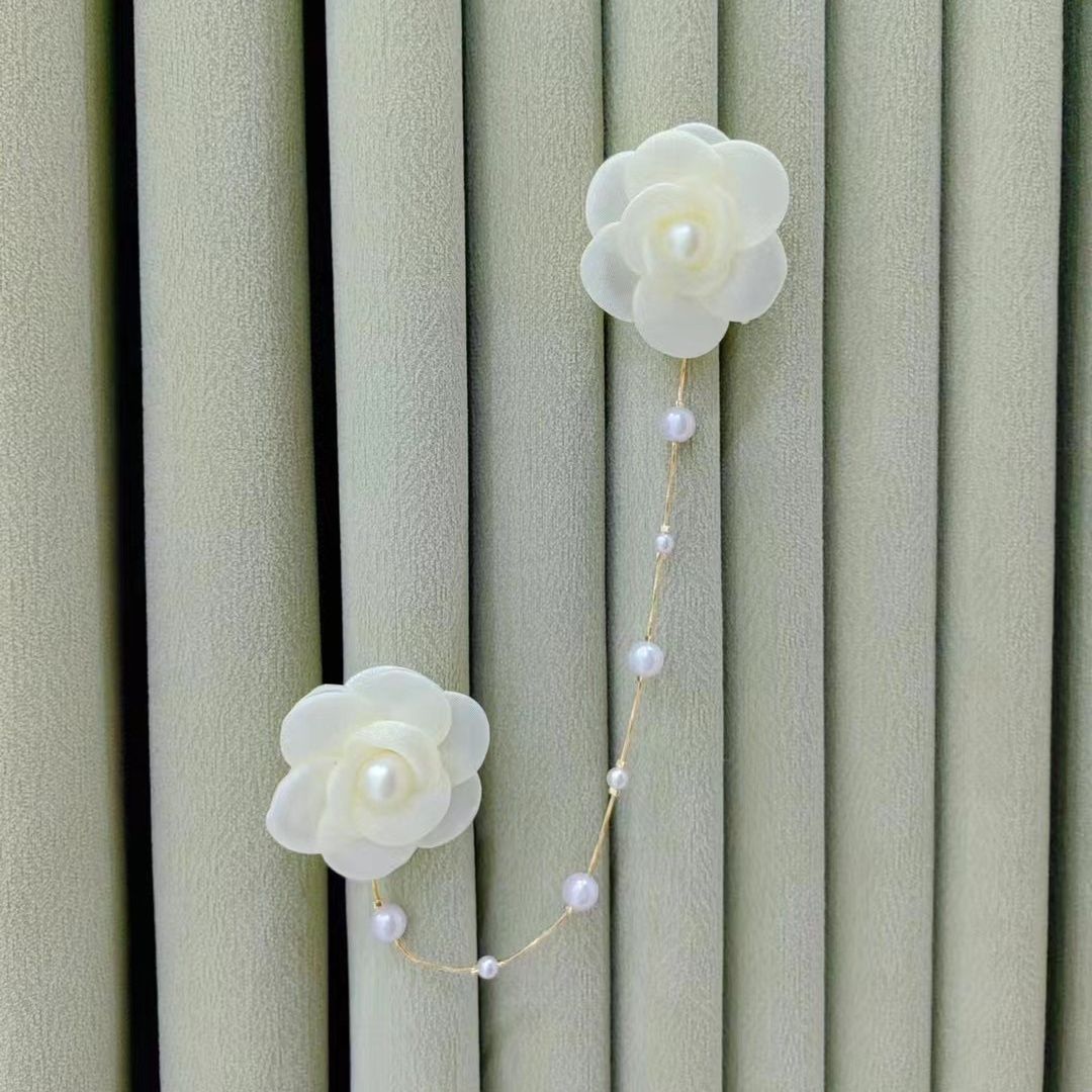 Decorative curtain clip with flower design