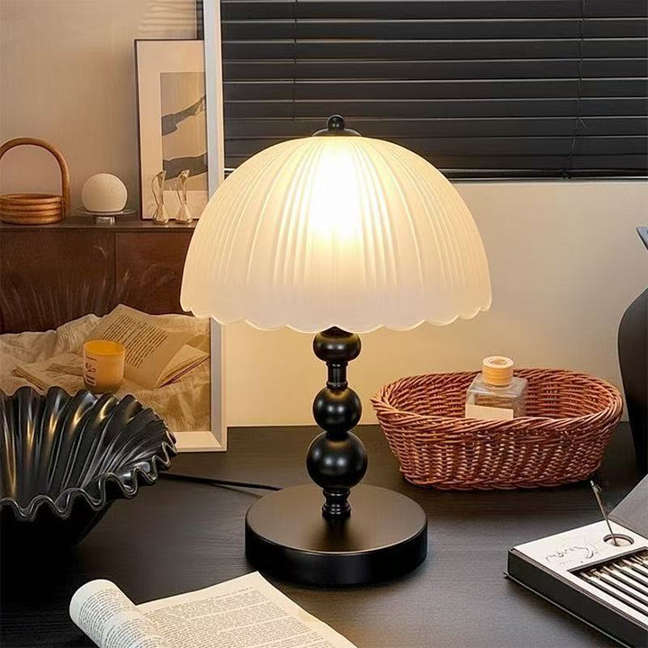 Elegant shell-shaped table lamp