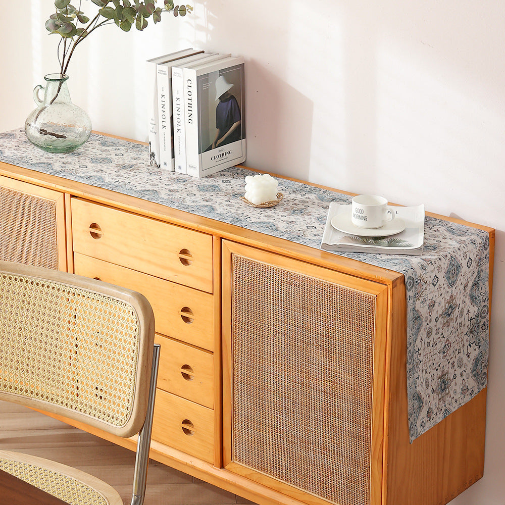 Table runner in Persian-inspired vintage pattern made of woven cotton blend
