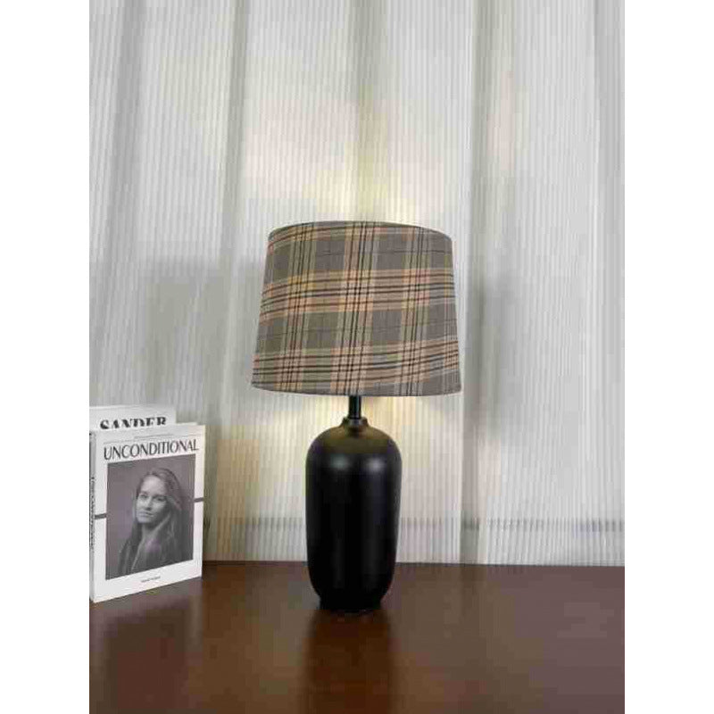 Decorative table lamp with floral design