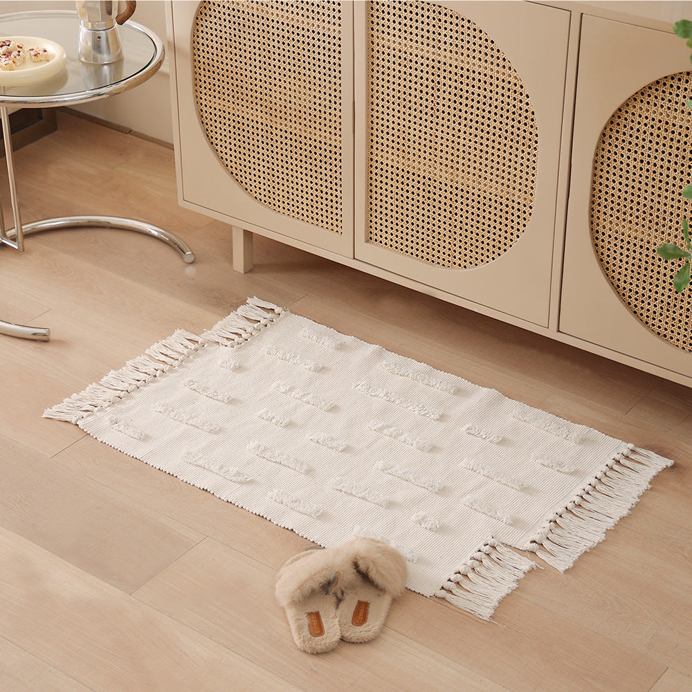 Woven rug in Boho-minimalist style with contrasted tufting and cotton fringes
