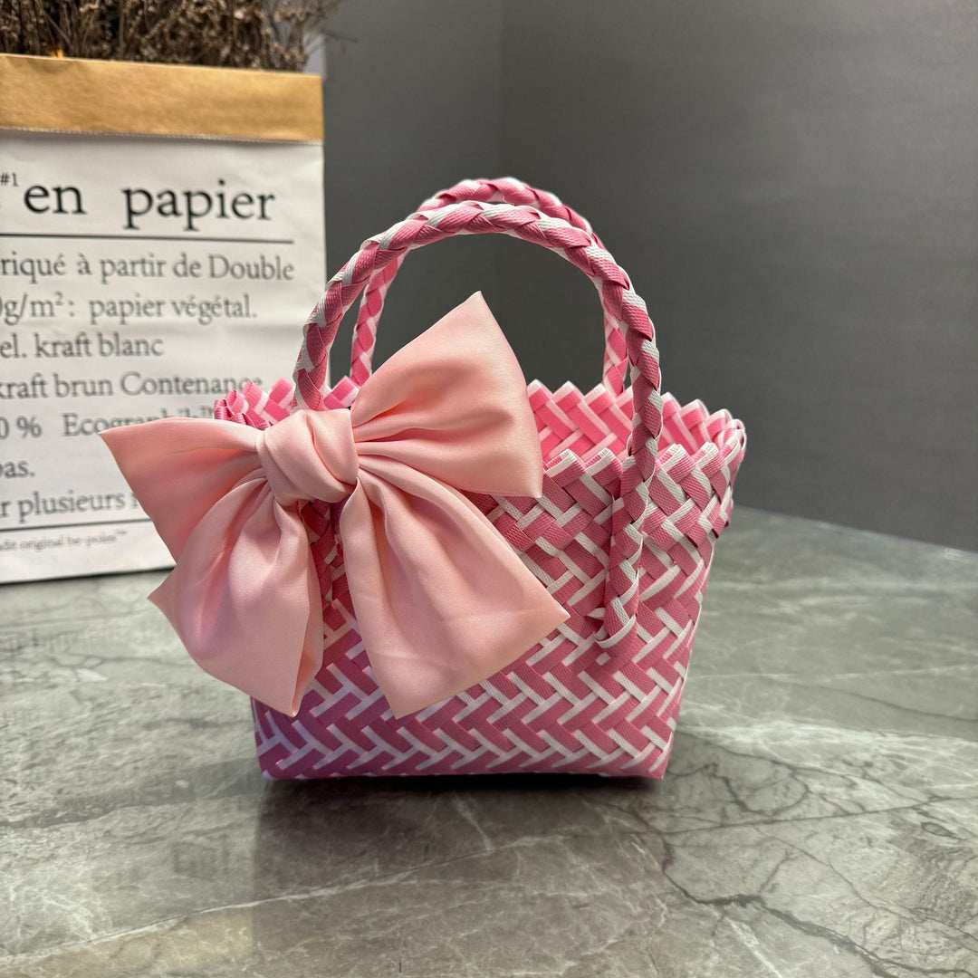 Playful basket bag with bow