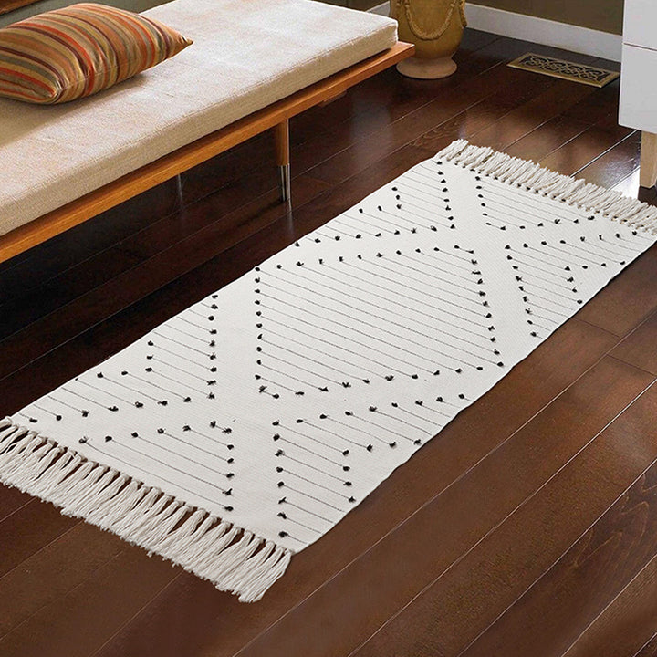Woven cotton runner with diamond jacquard pattern and fringes