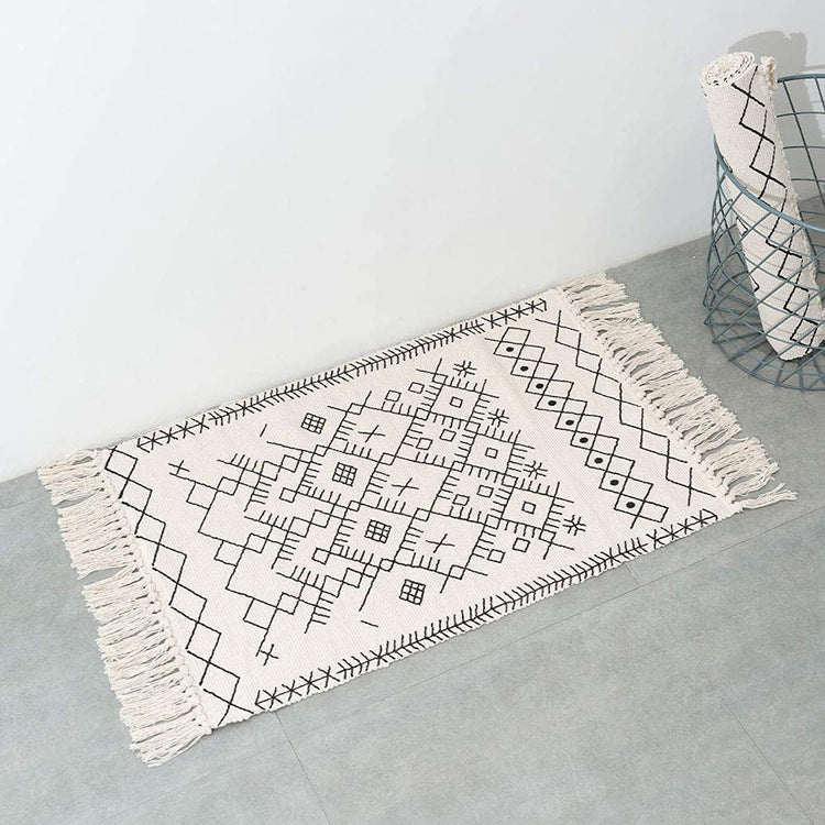 Flat-woven entrance and living room rug with Moroccan diamond jacquard and decorative fringes