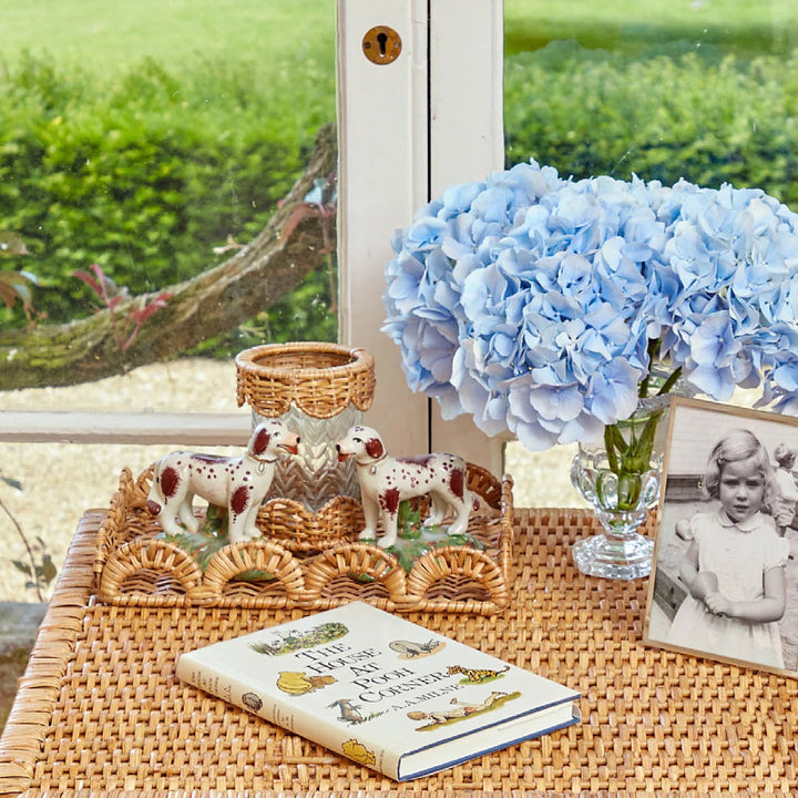Elegant decoration basket with curved edge