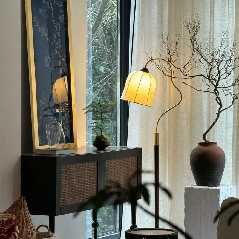 Floor lamp with curvy design