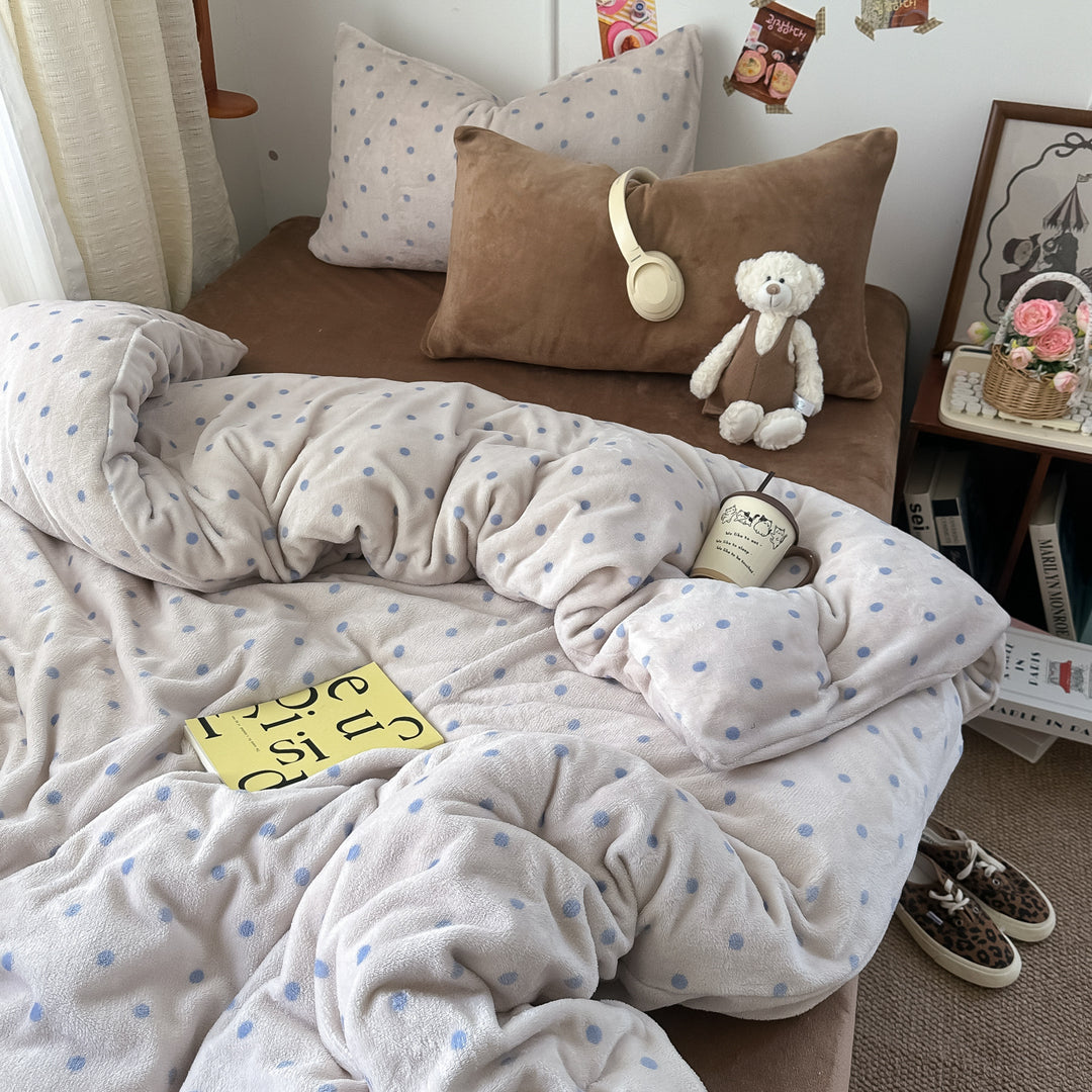 Plush Dot Patterned Blanket Set