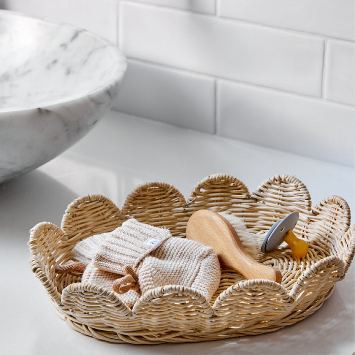 Wall basket in elegant shell design