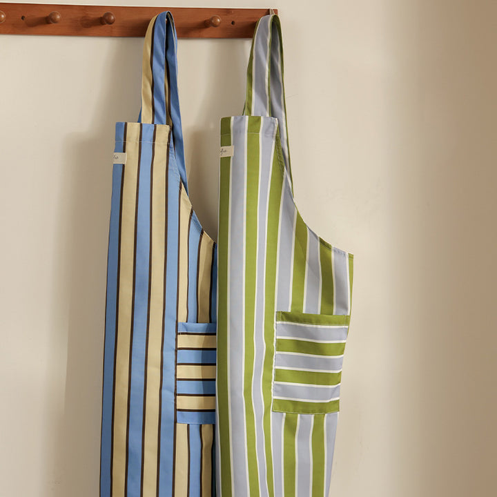 Adjustable kitchen apron with cross straps and patch pockets