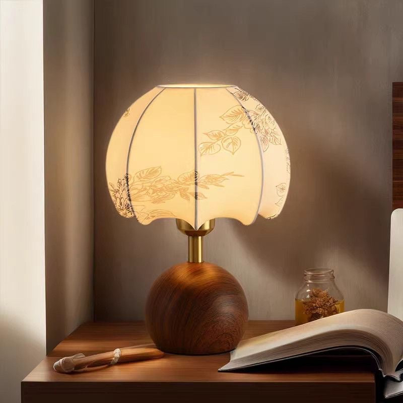 Artistic floral design table lamp
