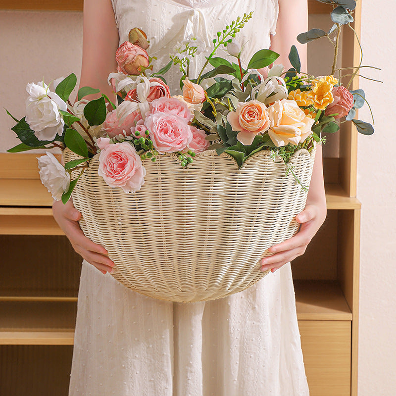 Wall basket in elegant shell design