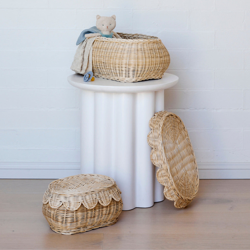Wall basket in elegant shell design