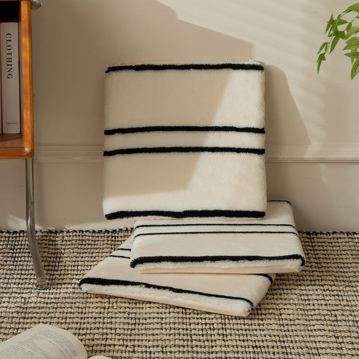 High-pile fleece blanket with contrasting stripes and soft Sherpa surface