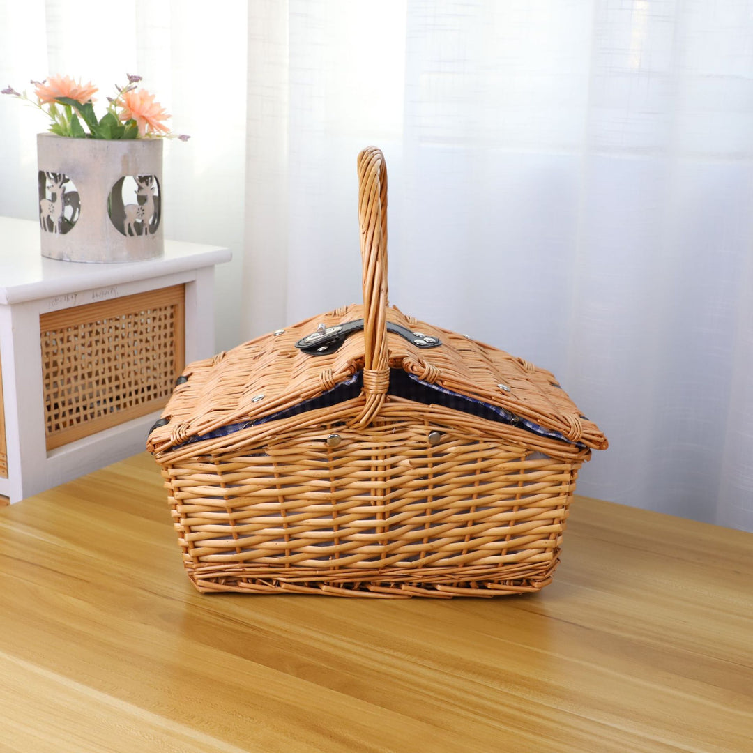 Picnic blanket with waterproof bottom and check pattern
