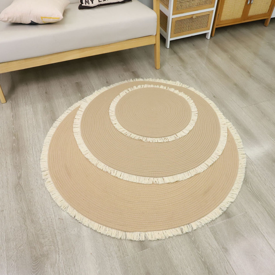 Round rug with fringed design