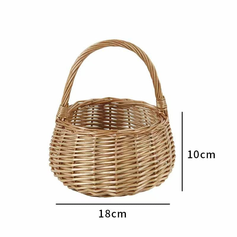 Braided basket with practical handle
