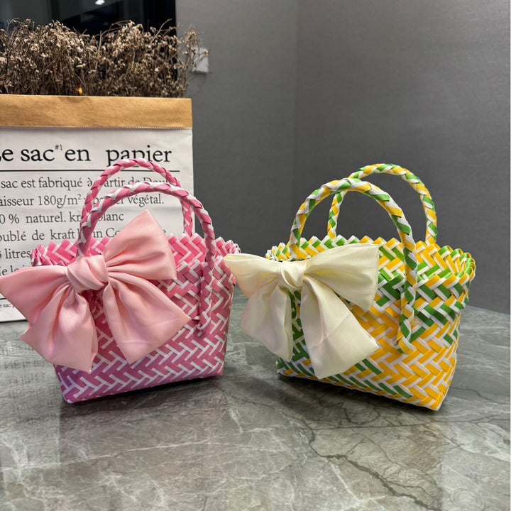 Playful basket bag with bow