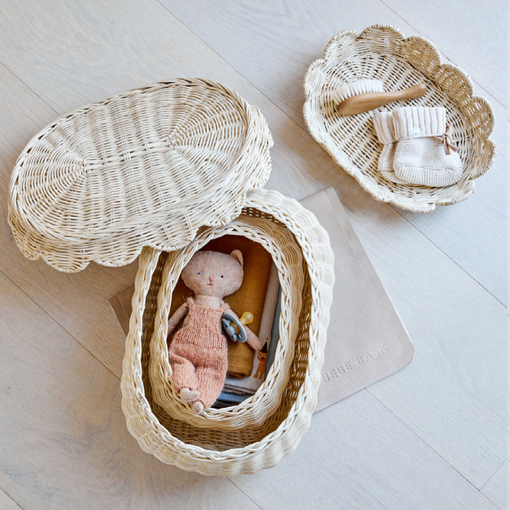 Wall basket in elegant shell design