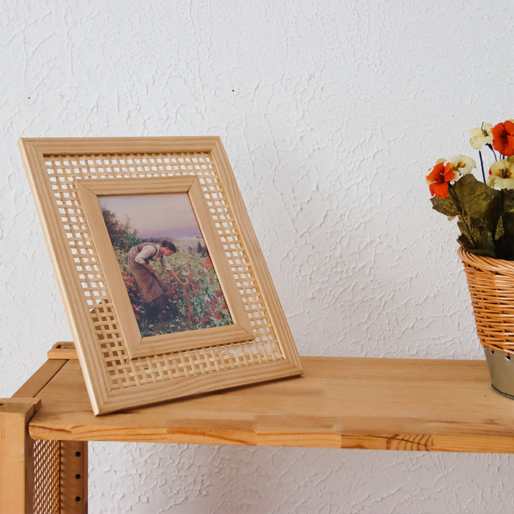 Artful picture frame with fine rattan pattern