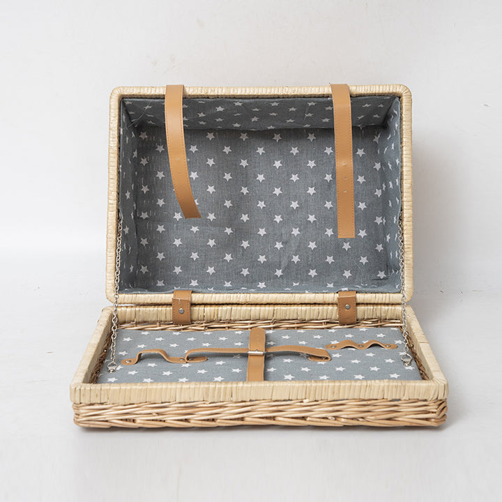 Storage basket with practical lid