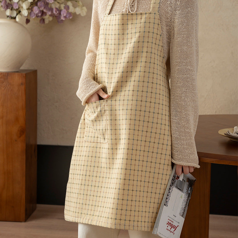 Cotton apron with checkered linen look, adjustable neck strap and large front pocket