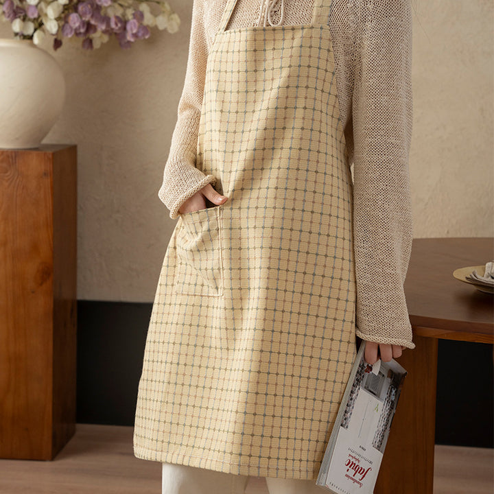 Cotton apron with checkered linen look, adjustable neck strap and large front pocket