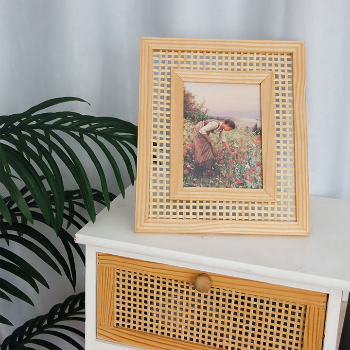 Artful picture frame with fine rattan pattern