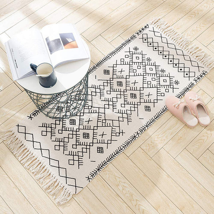 Flat-woven entrance and living room rug with Moroccan diamond jacquard and decorative fringes