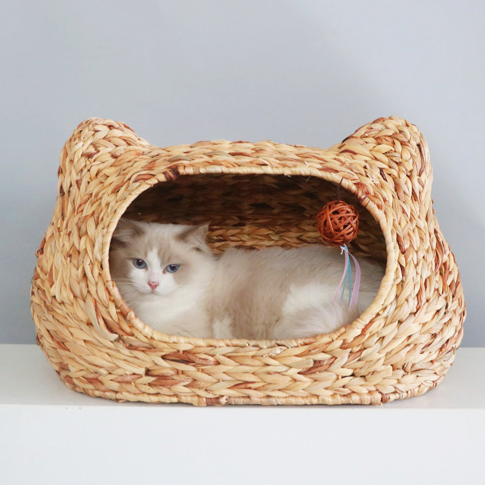Cozy cat basket with ear design