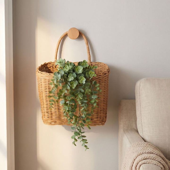 Wall basket with practical storage system