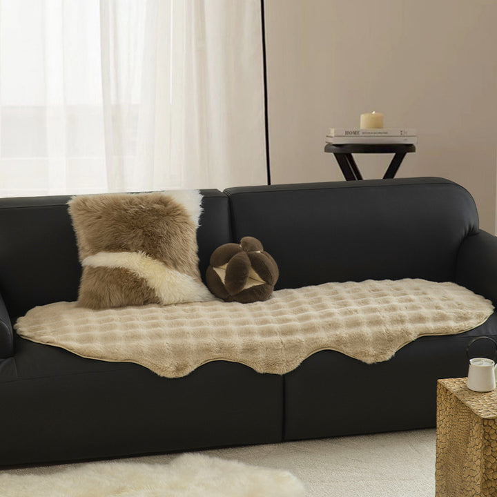 Soft microfiber bathroom runner with wavy edge and non-slip underside