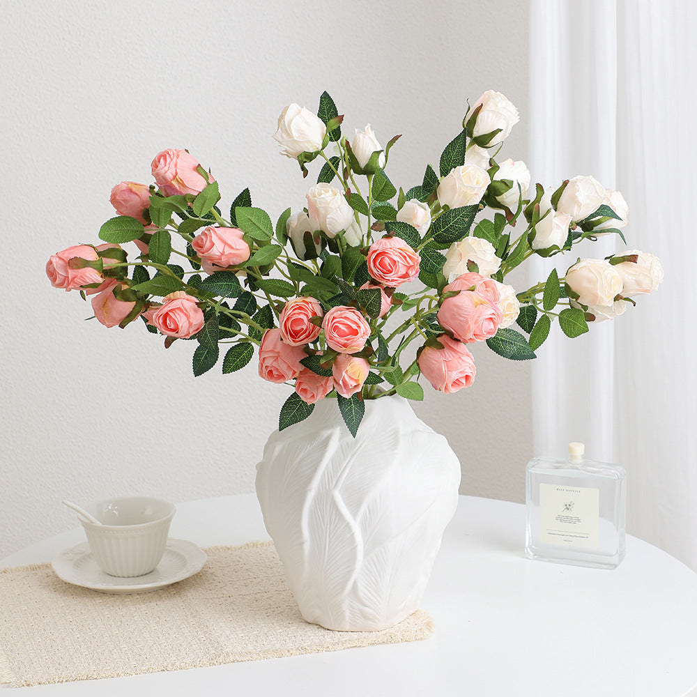 Realistic Kunstrose with detailed flowers