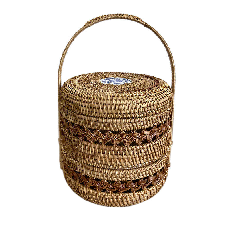 Storage basket with practical lid