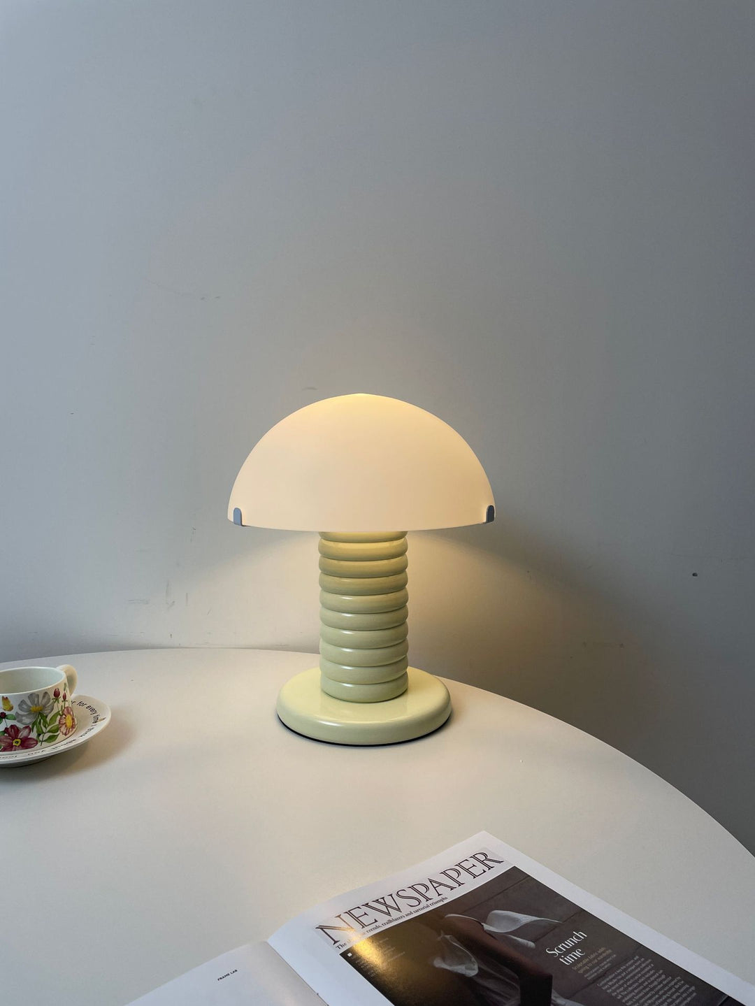 Contemporary mushroom-shaped table lamp