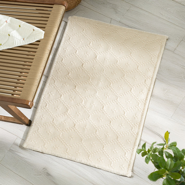 Rectangular woven table mat with diamond structure and fine cotton blend